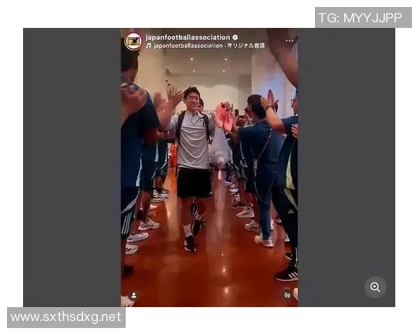 球迷热议看台明星脸引发社交媒体热潮与欢笑